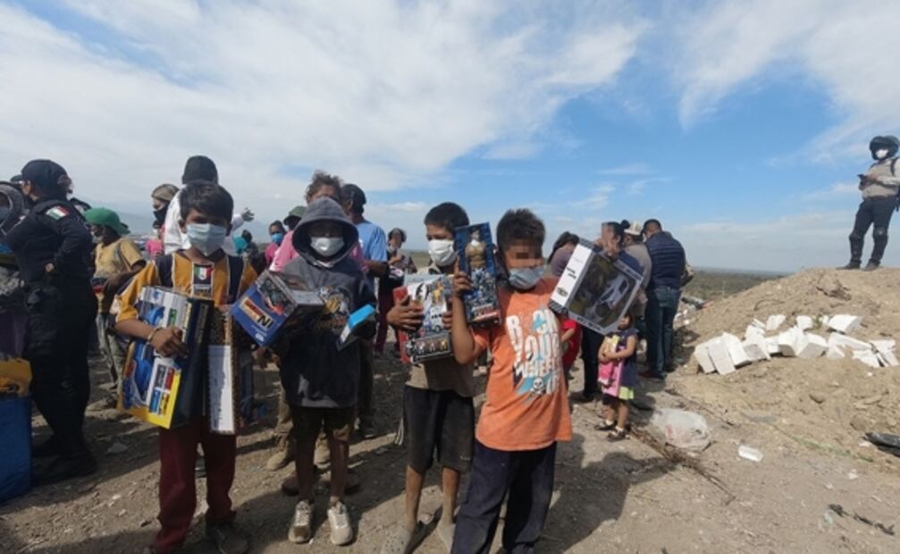 Policías estatales reparten juguetes y dulces a niños de escasos recursos en Tamaulipas