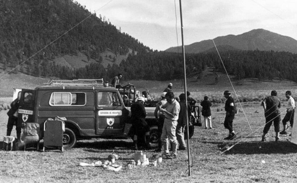 Elementos del Socorro Alpino y uno de sus vehículos. EL UNIVERSAL indicó que su creación se debió a la “necesidad urgente de […] dar orientación, protección y ayuda a miles de excursionistas que semana a semana se aventuran por las montañas, grutas o ríos subterráneos”. Foto: Página web Brigada de Rescate del Socorro Alpino/ESPECIAL/Tomada de Internet.