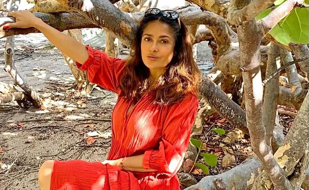 Salma Hayek apuesta por trajes de baño atemporales y accesorios elegantes / Foto: Instagram @salmahayek