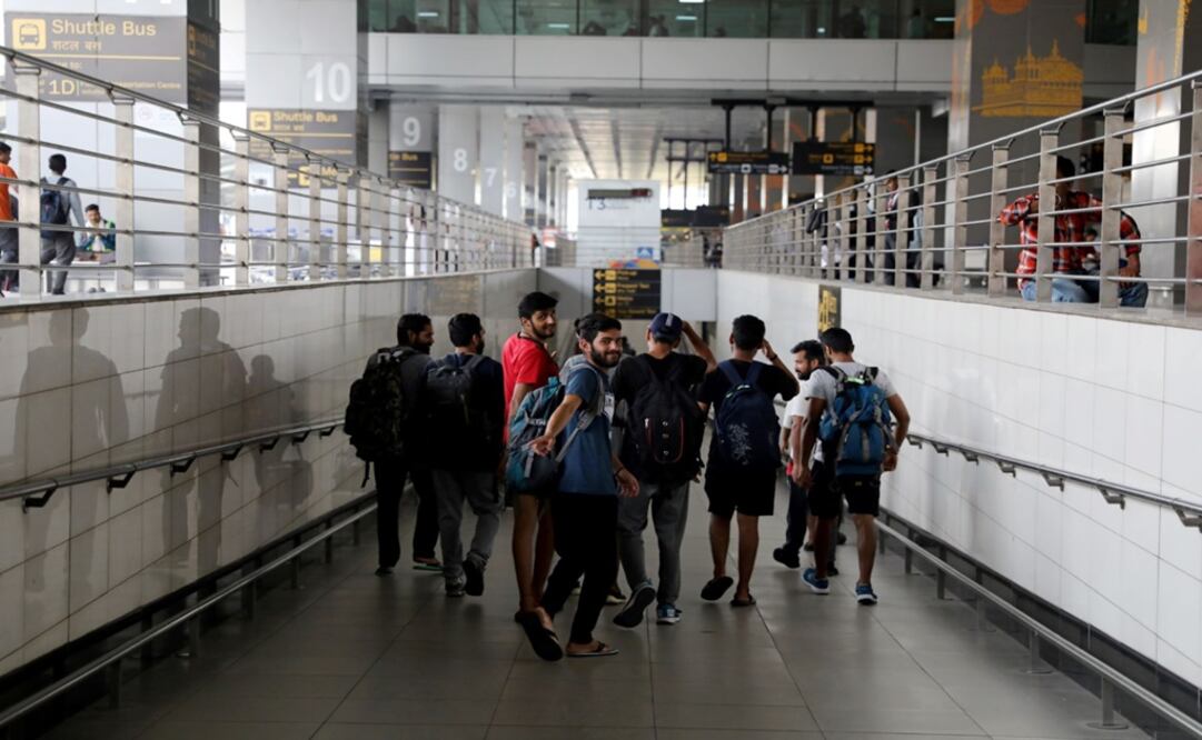 Indian men, who according to local media were deported from Mexico, are seen walking away to catch local transport to get back to their homes after landing in New Delhi, India, October 18, 2019 – Photo: Anushree Fadnavis/REUTERS