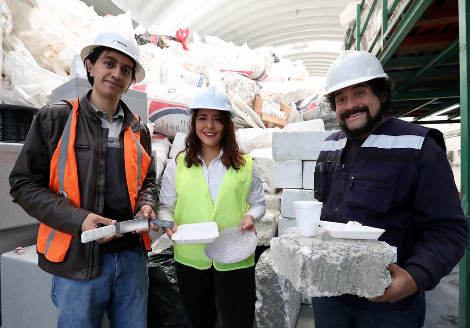 Jóvenes mexicanos crean máquina para reciclar unicel