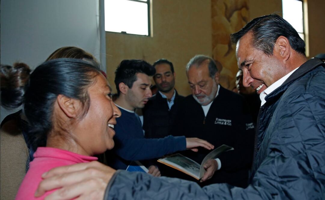 El funcionario federal y el empresario Carlos Slim pusieron en marcha, en Guachochi, Chihuahua, la plataforma para capacitar iniciativas productivas. /Tomada de @LuisEMirandaN