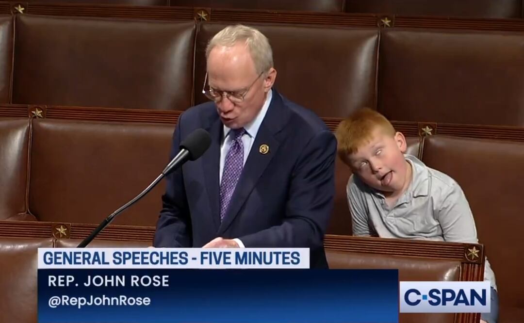 Legislador defiende a Trump… ¡y su hijo se roba el show! Foto: Captura de pantalla