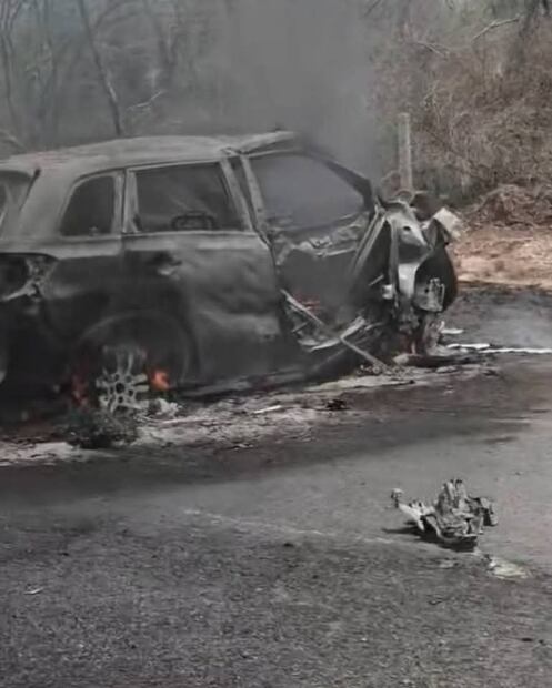 El conductor alcanzó a salir tras el choque frontal con el otro vehículo. (08/04/2025) Foto: Especial