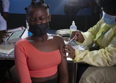 Covid-19: EMA evalúa la aplicación de dosis de refuerzo para adolescentes de 12 a 17 años