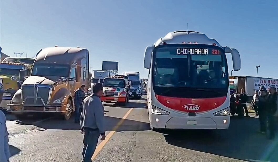 En Chihuahua, en la carretera a Delicias, y en Ciudad Juárez, los transportistas resaltaron que se registran hasta 49 asaltos al día, así como nueve asesinatos de choferes en el país, por lo que exigieron garantías de seguridad. Foto: FOTOS: PAOLA GAMBOA. EL UNIVERSA