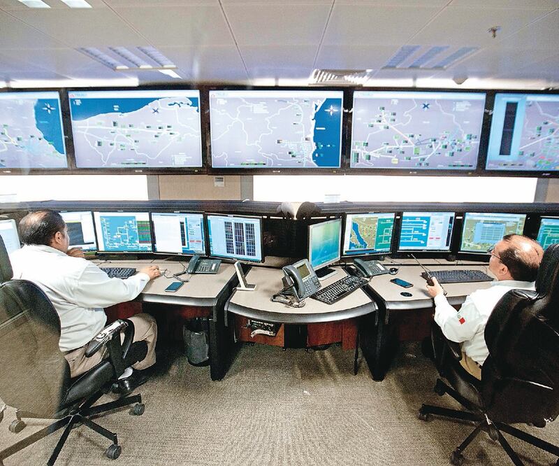 Trabajadores de Pemex observan el nivel de combustible en la estación de monitoreo de la petrolera en la Ciudad de México. ARCHIVO EL UNIVERSAL