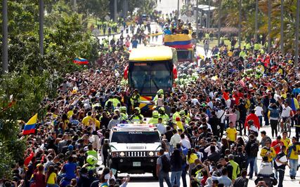 Reciben a la Selección de Colombia como héroes