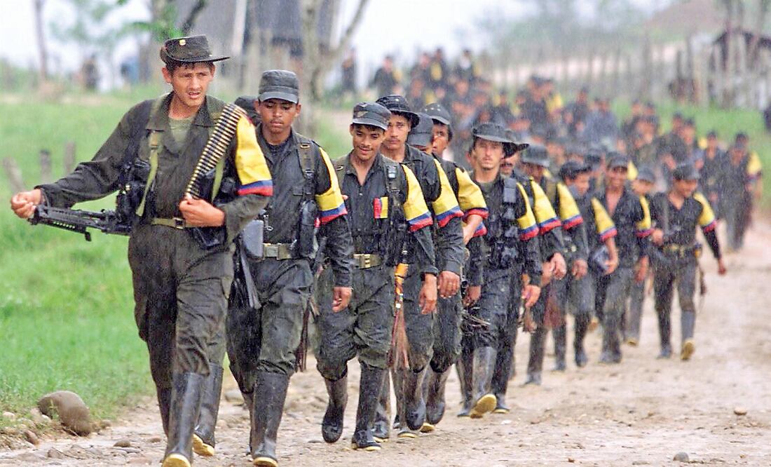 Avance de una columna de las Fuerzas Armadas Revolucionarias de Colombia (FARC). El grupo guerrillero negocia el fin del conflicto con el gobierno de Santos. Foto: Archivo/El Universal