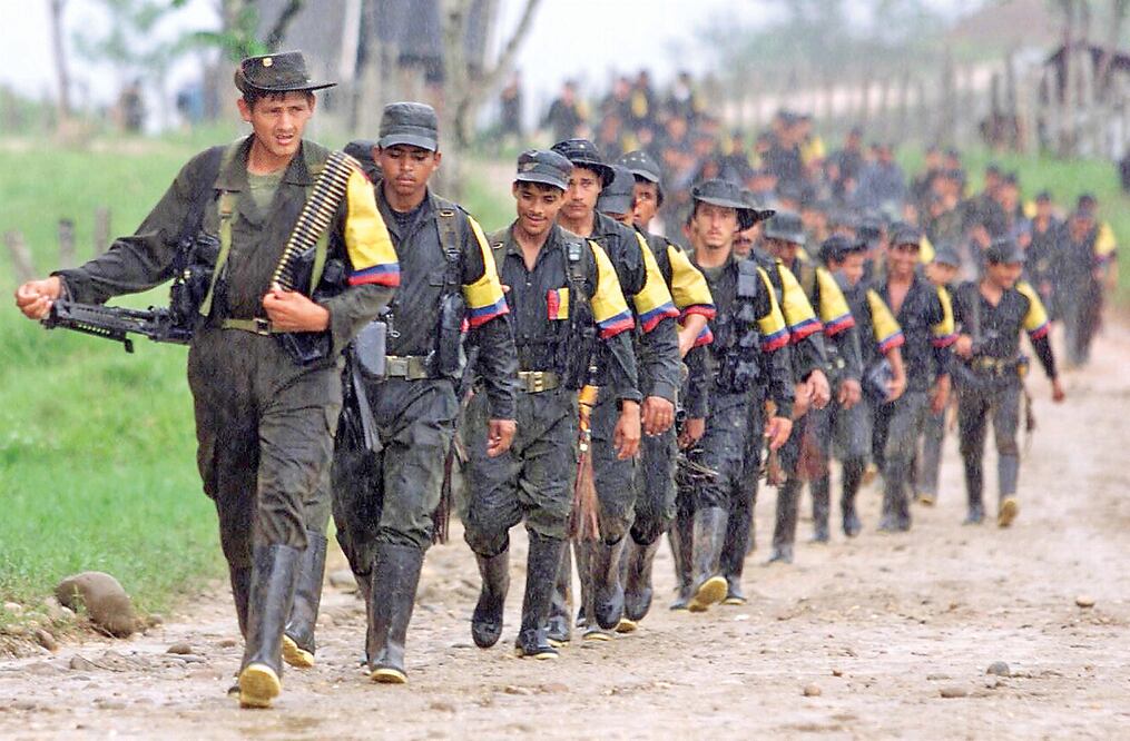 Avance de una columna de las Fuerzas Armadas Revolucionarias de Colombia (FARC). El grupo guerrillero negocia el fin del conflicto con el gobierno de Santos (REUTERS. ARCHIVO)