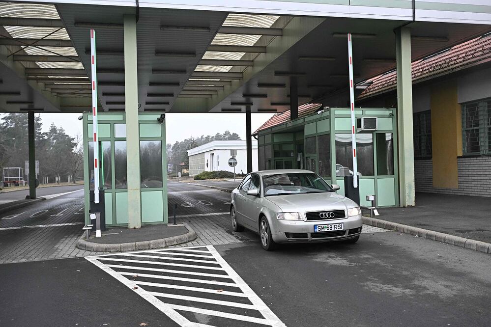 Un coche cruza la frontera el 1 de enero de 2025 en el paso fronterizo húngaro-rumano de Nyirabrany, al este de Hungría. Rumania y Bulgaria se convirtieron en miembros de pleno derecho del espacio Schengen de libre circulación a medianoche, hora local, del 1 de enero de 2025. FOTO: ATTILA KISBENEDEK. AFP