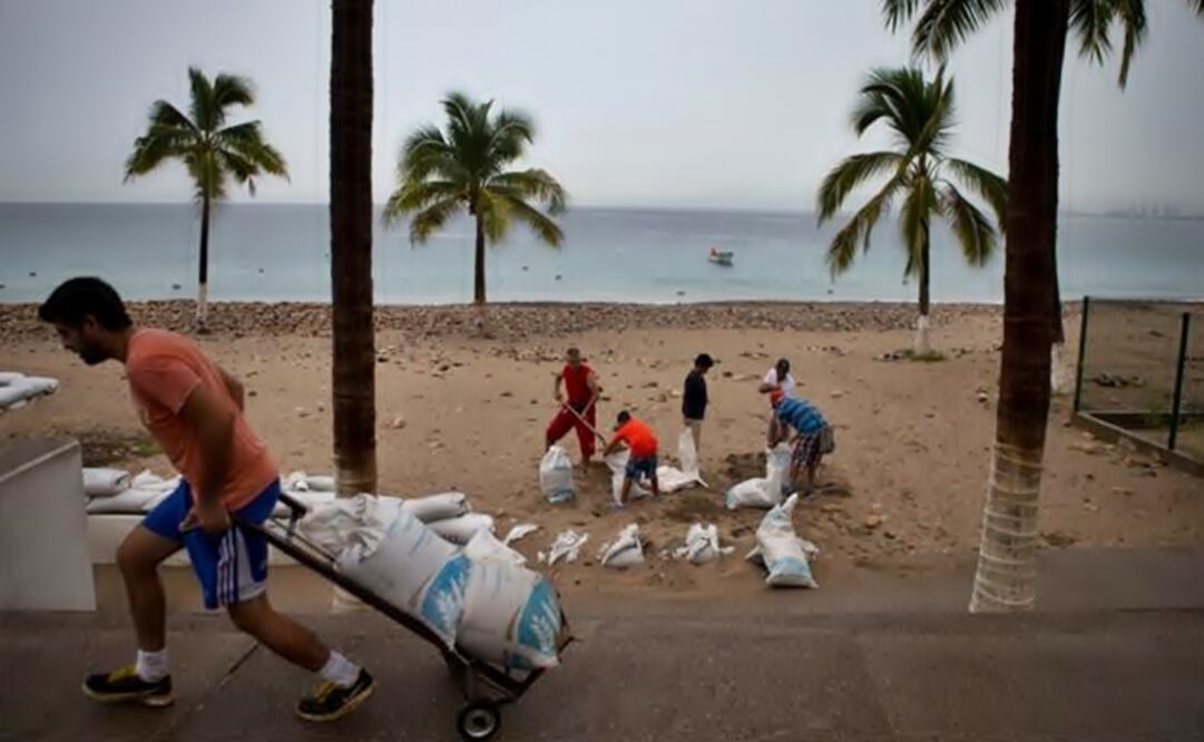 People are using sandbags to protect the areas near the sea. (Photo: AP)