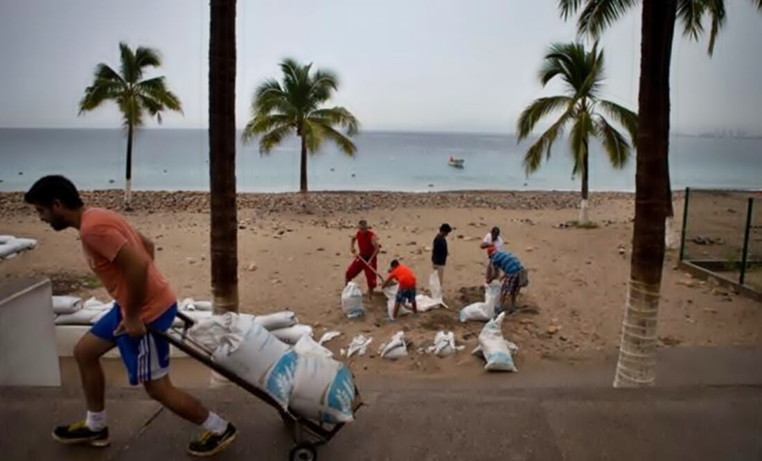 People are using sandbags to protect the areas near the sea. (Photo: AP)