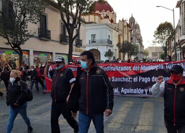 Trabajadores marchan en demanda de pago de salarios en Toluca