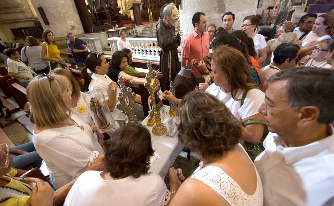 Las reliquias del Santo Pio se exhiben en Mérida desde ayer martes y hoy miercoles y es la primera ocasión en que se muestran en una entidad mexicana. (FOTO: Cuauhtémoc Moreno Cabrera. EL UNIVERSAL)
