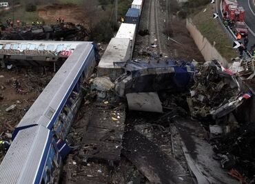 Suman 36 muertos por choque de trenes en Grecia