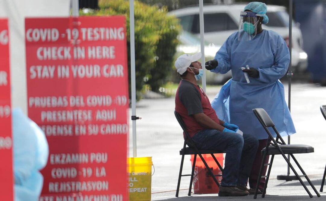 El número diario de contagios registrados alcanzó un récord de 57 mil 683 casos el sábado (Foto: AP)