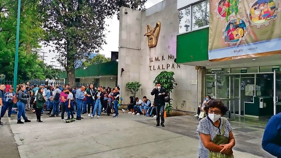 Es indispensable y urgente fortalecer los servicios de salud y resolver los problemas de fragmentación y segmentación del sistema, para garantizar el ejercicio del derecho a la salud en México, señala Coneval.