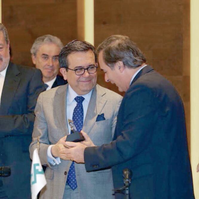 Ildefonso Guajardo (izq.) aclaró que su comentario “los pobres no comen ga solina” fue para enfatizar en el impacto del combustible en la canasta básica. (CORTESÍA)