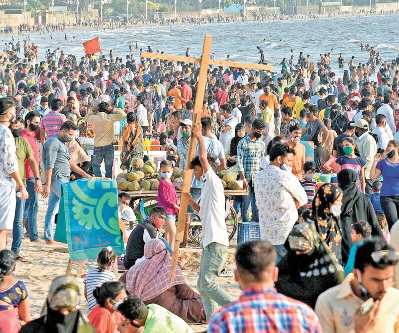 En India, los turistas se agolparon en la playa de Juhu, en Mumbai, en medio de la pandemia por Covid-19. Foto: SUJIT JAISWAL. AFP