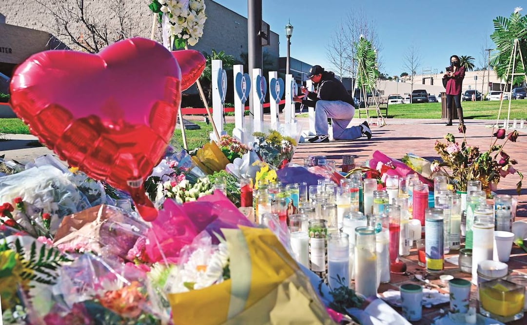 Un monumento improvisado, afuera del ayuntamiento en Monterey Park, California, donde el fin de semana murieron 11 personas por un tiroteo. Foto: Frederic J. Brown/ AFP