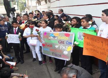Niños llevan serenata a AMLO; piden políticas públicas enfocadas a menores