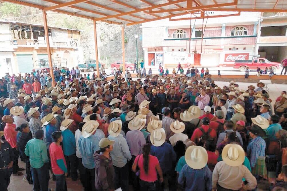 Campesinos de Taxco bloquearon la avenida Plateros, la principal de la ciudad. Después tomaron el Centro de Apoyo para el Desarrollo Rural.