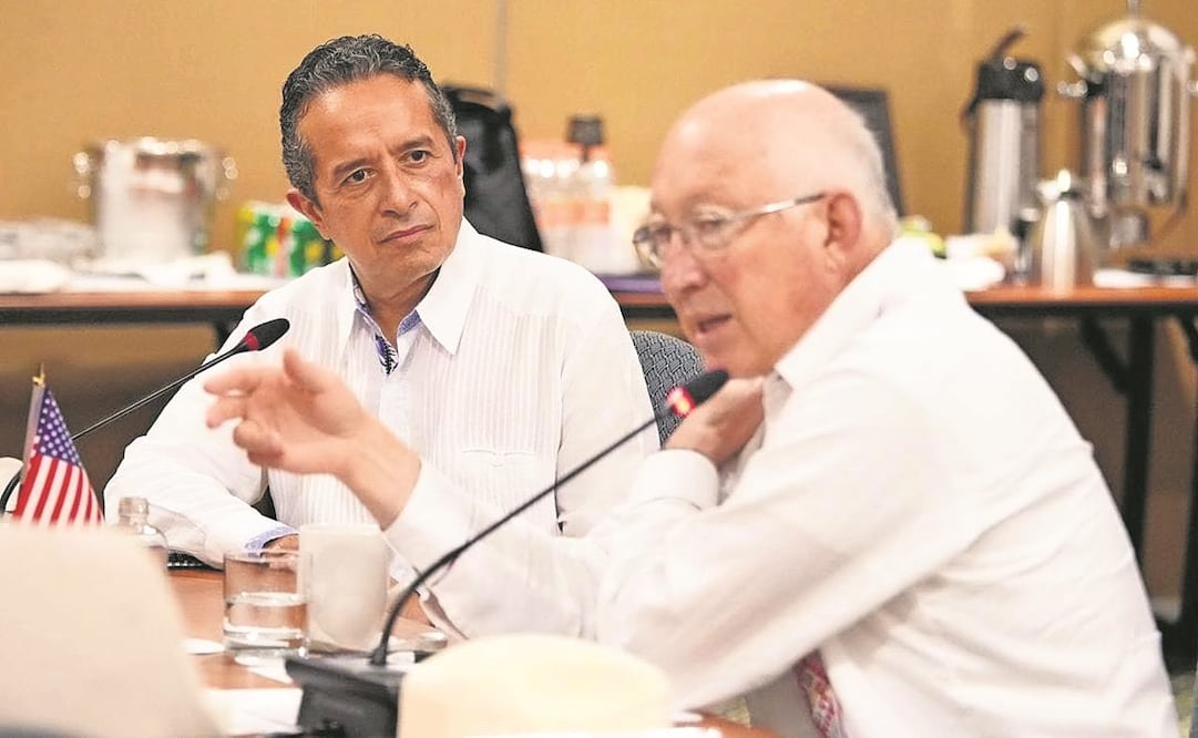 El embajador de Estados Unidos, Ken Salazar (der.), dice que trabajan con México en seguridad, bajo el Acuerdo Bicentenario. Foto: Especial.