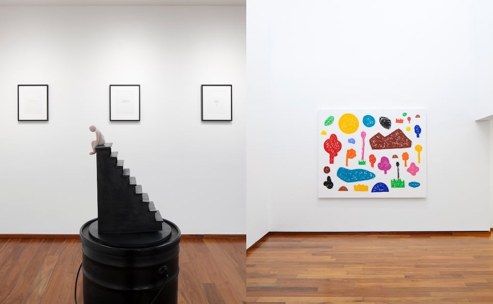 Pinturas coloridas y esculturas con espíritu infantil. Foto: NIK MASSEY. PROYECTOS MONCLOVA GALLERY