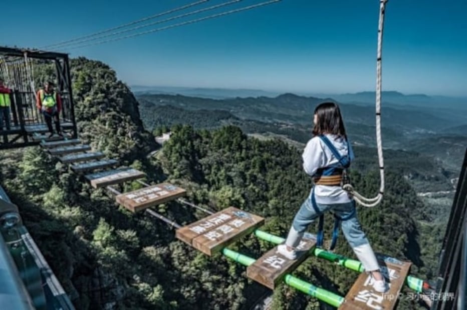 ¿Cruzarías este puente suspendido sin barandales a 123 metros del suelo?
