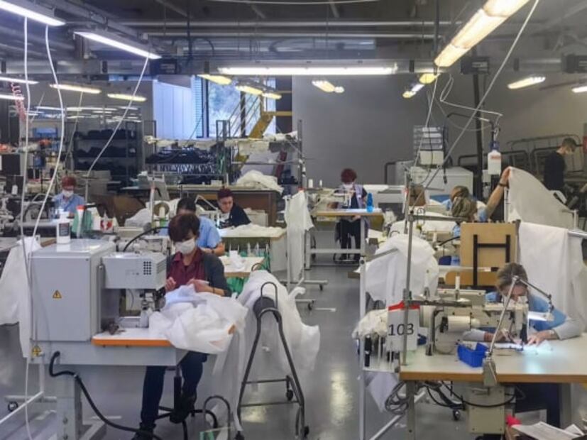 Armani hace un lado la moda y confecciona batas para los médicos en Italia