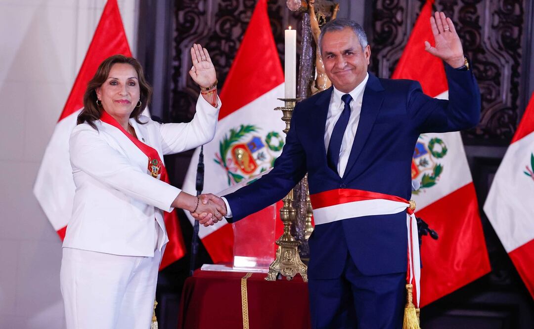 La presidenta de Perú, Dina Boluarte, toma juramento a Vicente Romero Fernández como nuevo ministro del Interior hoy, en Lima. Foto: EFE