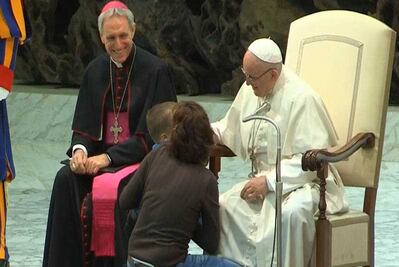 Niño "revoltoso" roba la atención en audiencia del Papa Francisco