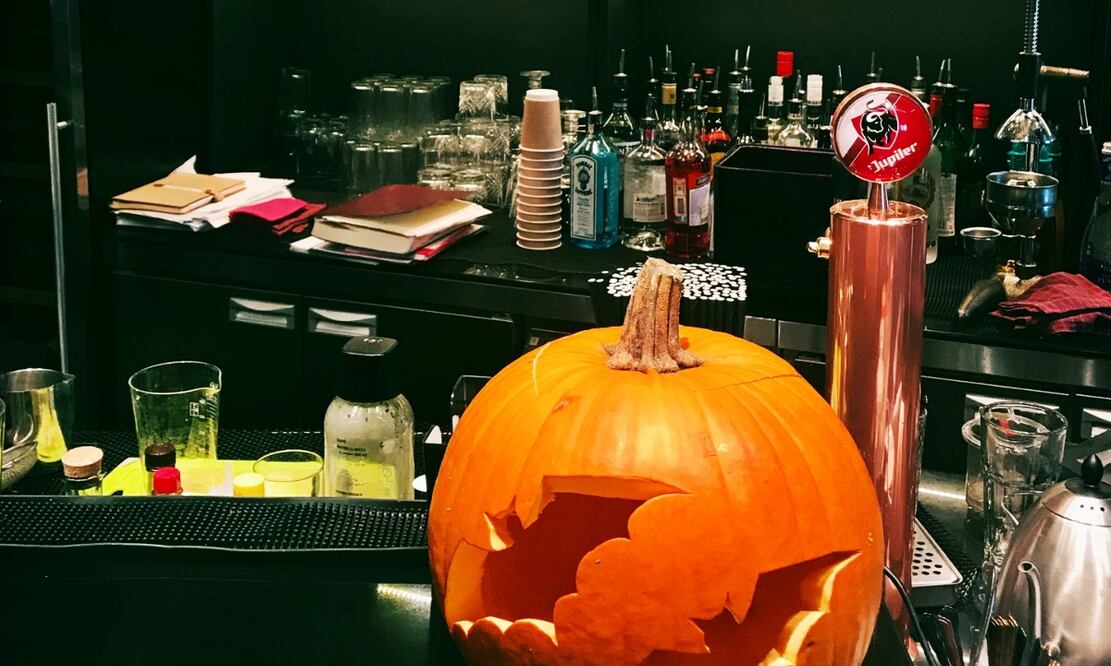 Pasa Halloween en estos bares de CDMX y alrededores. Foto: Igor Dernovoy / Unsplash