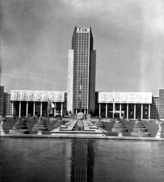 La torre del logo del metro Normal que un temblor fracturó