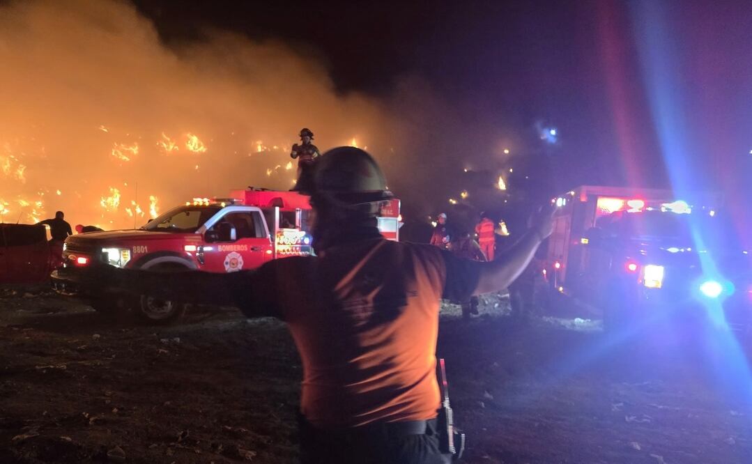 Elementos de Bomberos y Protección Civil de esta capital realizan las maniobras para combatir el fuego. Foto: Especial