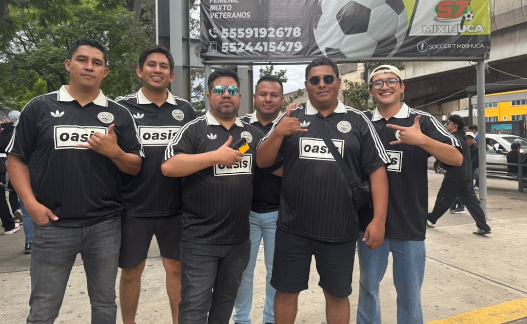 Un grupo de amigos llegó uniformado como un verdadero equipo de futbol. Foto: César González/EL UNIVERSAL.