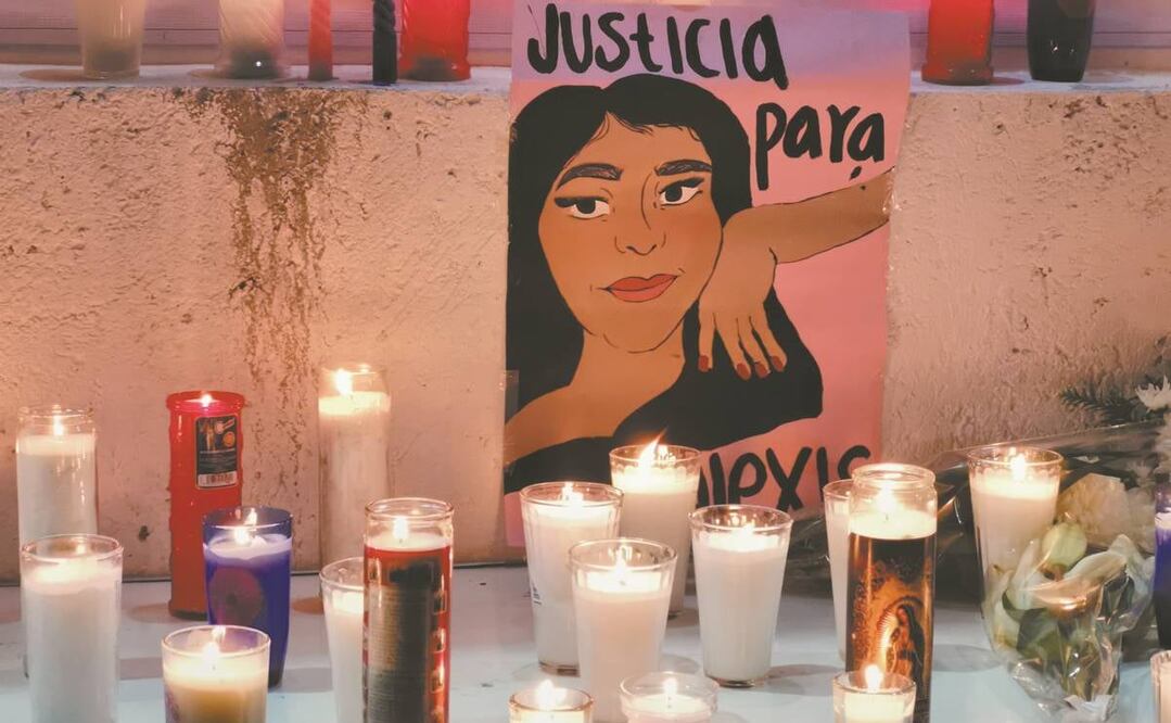 Durante el sepelio de Alexis , una mesa fue poblándose de velas y fotos de la joven, quien fue asesinada. Foto: ADRIANA VARILLAS. EL UNIVERSAL