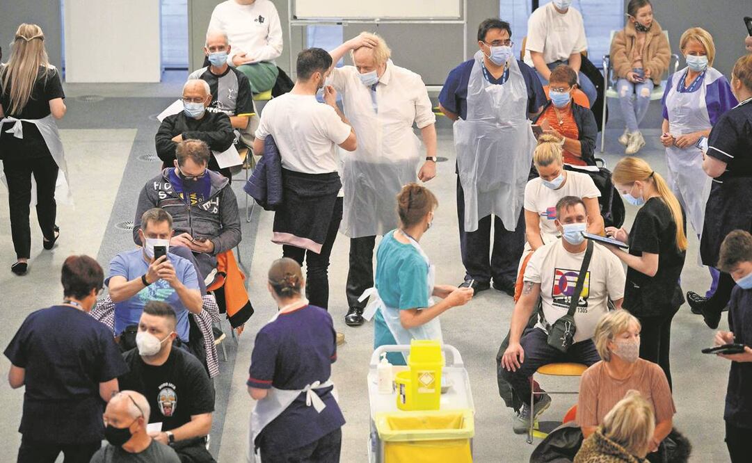 El premier británico, Boris Johnson, ayer en un centro de vacunación cerca de Ramsgate. Foto: Leon Neal/ AFP.