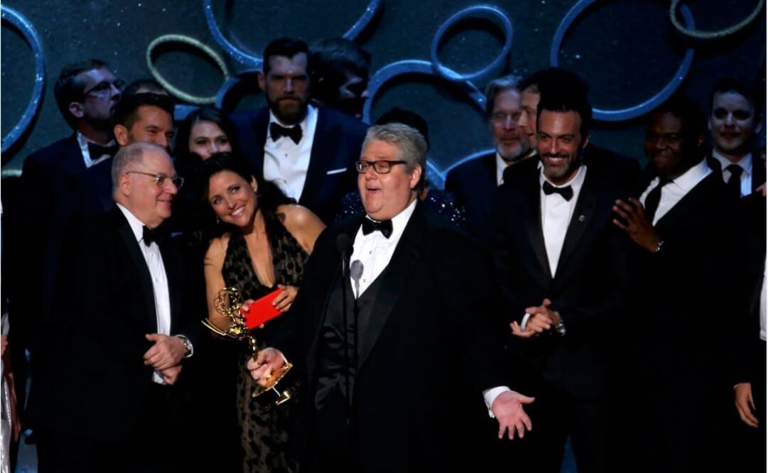 Elenco y producción de "Veep" al pasar a recibir su premio FOTO: REUTERS