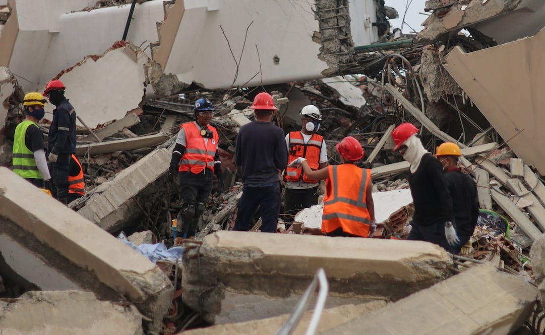 Voluntarios realizan labores de búsqueda en La Guaira, el estado más devastado por los recientes terremotos en Venezuela (10/07/2026). Foto: EFE