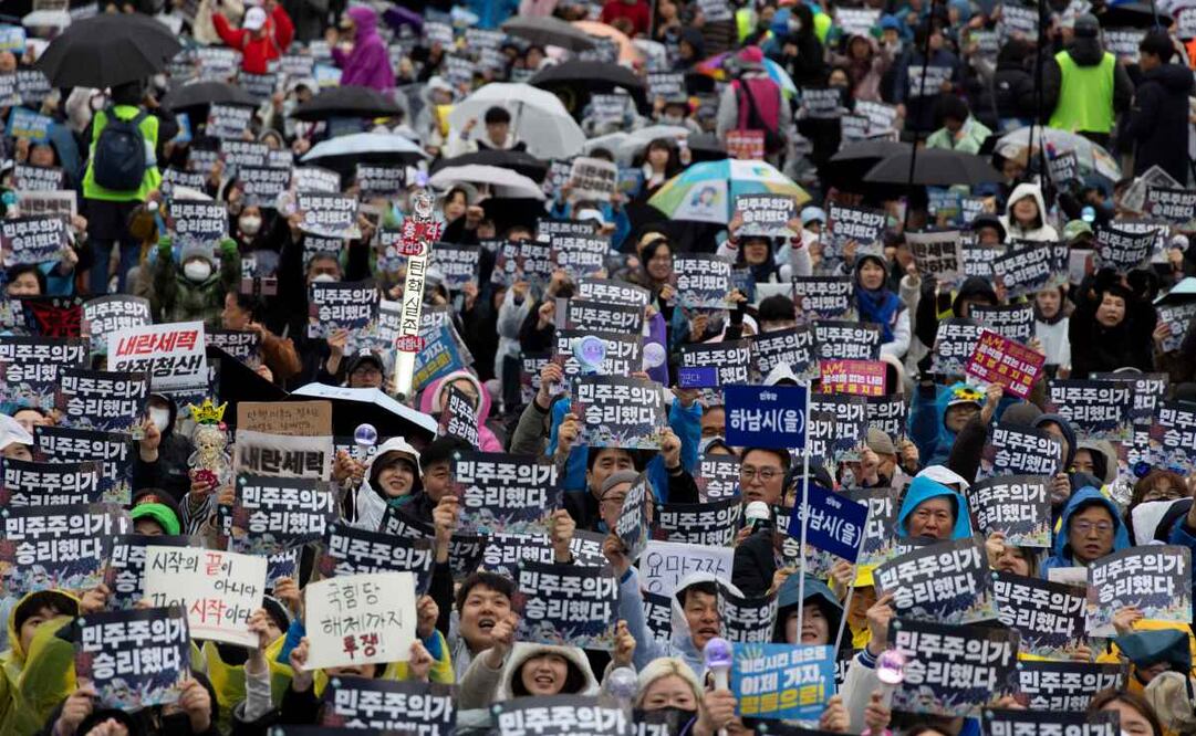 Unas 18 mil personas salieron a la calle este sábado en Corea del Sur en protesta a la decisión del Tribunal Constitucional al confirmar la destitución del presidente Yoon Suk-yeol. Foto: EFE