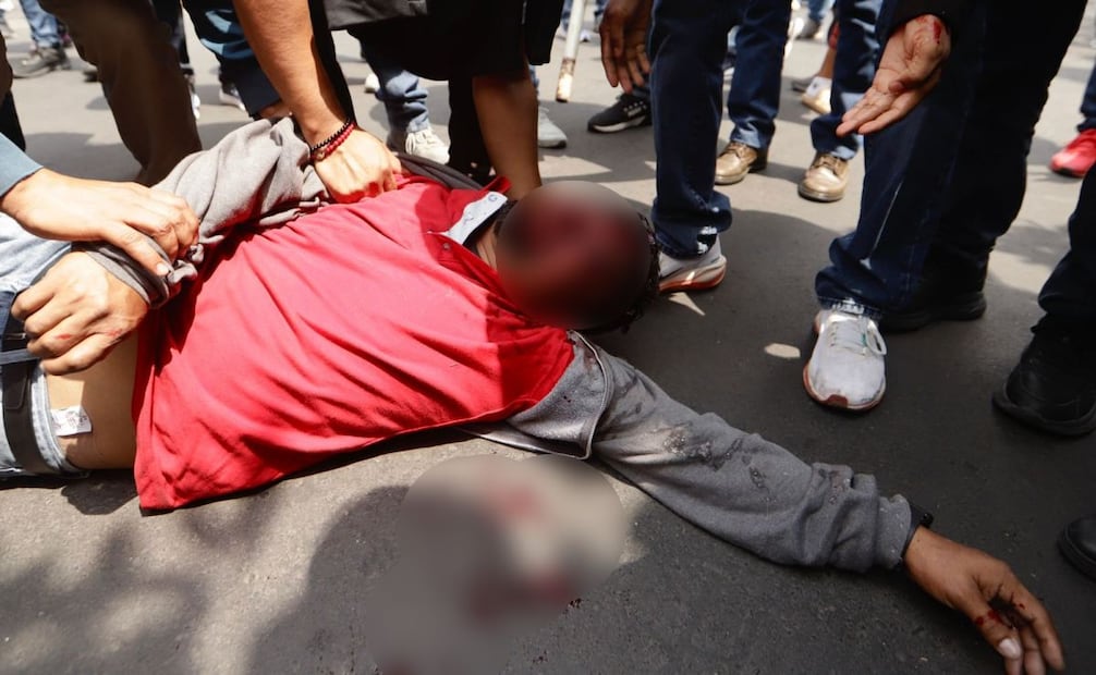 La SSC informó que, tras el intento de derribo de las vallas metálicas y el lanzamiento de cohetones, provocó que uno de los participantes resultara herido, el cual ya fue trasladado por sus medios a un hospital para su atención médica.
Foto: Especial.