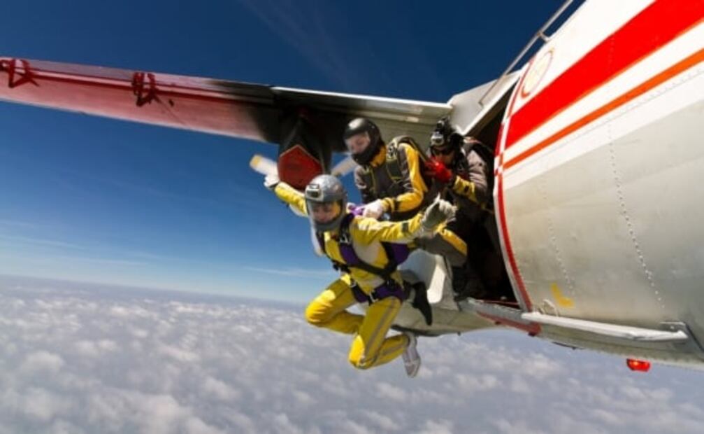 Por qué los aviones comerciales no llevan paracaídas para los pasajeros