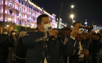 Por su cumpleaños, simpatizantes le llevan serenata a AMLO en Palacio Nacional 