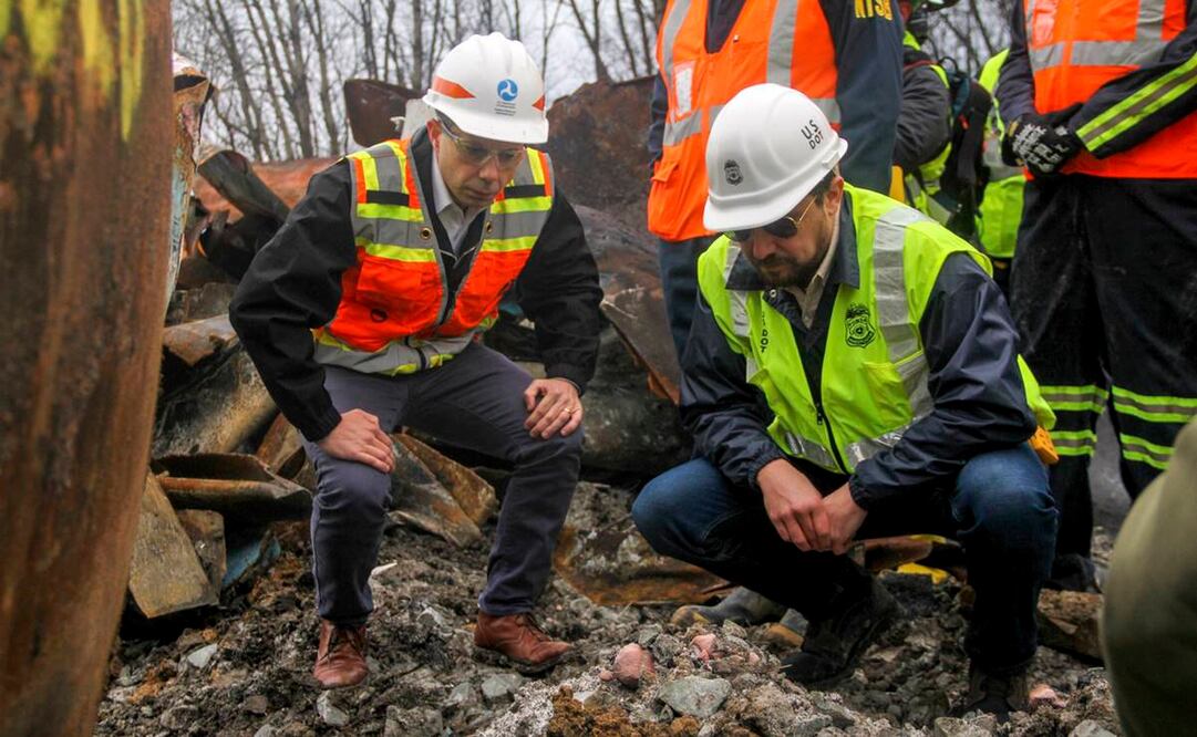 El secretario de Transporte Pete Buttigieg, a la izquierda, junto a Tristan Brown, administrador adjunto de la Administración de Seguridad de Materiales Peligrosos y Oleoductos. Foto: AP