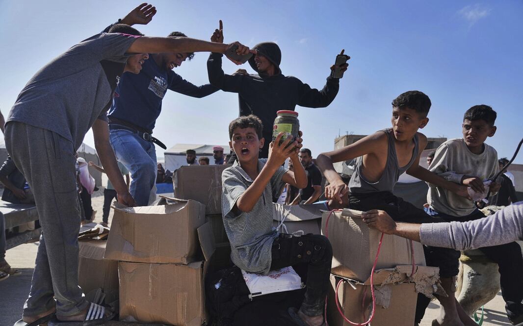 Palestinos llevan ayuda humanitaria que recibieron de la Fundación Humanitaria de Gaza, un grupo respaldado por Estados Unidos y aprobado por Israel, en Rafah, al sur de la Franja de Gaza, el martes 27 de mayo de 2025. Foto: AP