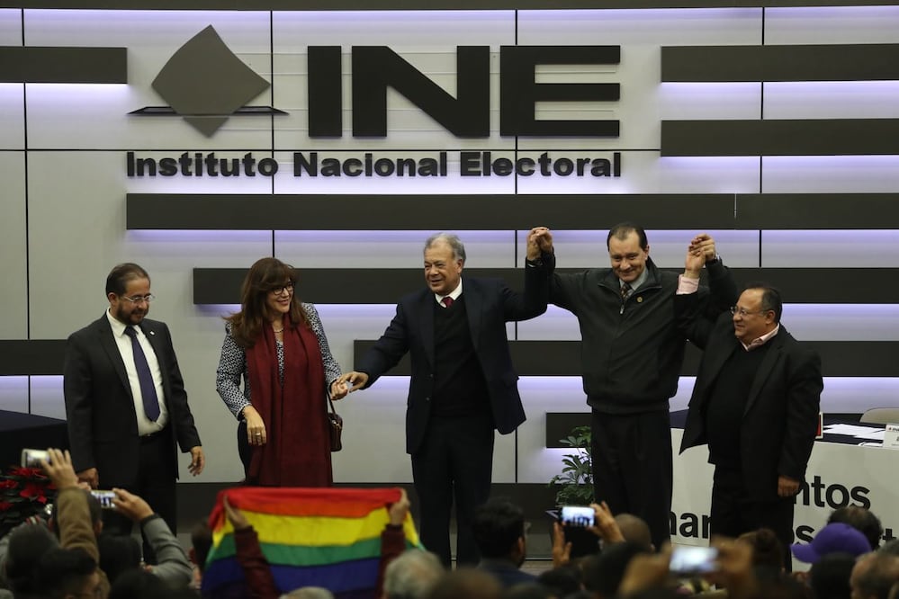 Una persona muestra una bandera multicolor en forma de protesta. /Valente Rosas - EL UNIVERSAL