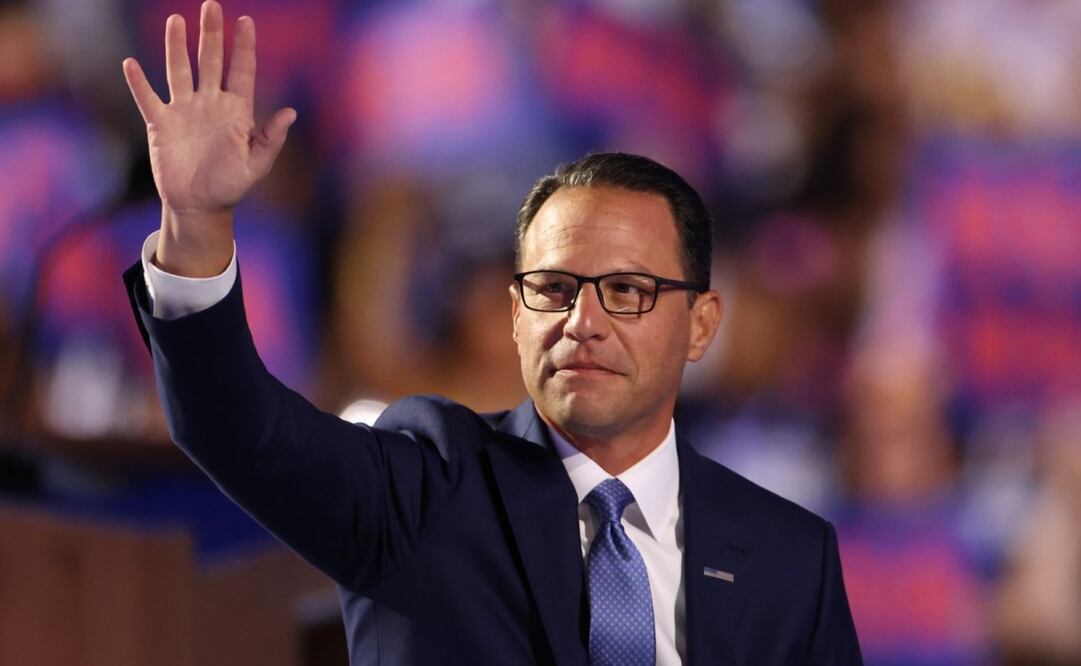 El gobernador de Pensilvania, Josh Shapiro, saluda tras su discurso en el tercer día de la Convención Nacional Demócrata en el United Center de Chicago, Illinois, el 21 de agosto de 2024. Foto: AFP