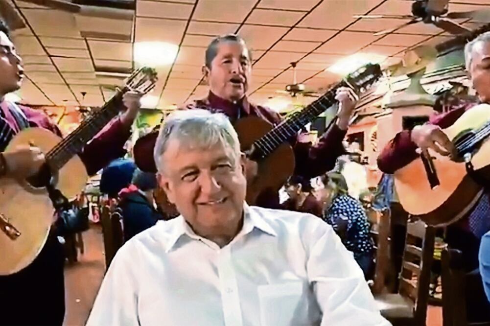 El candidato de Morena-PES-PT, Andrés Manuel López Obrador, en el restaurante El Rancho, Tamaulipas; un trío le canta Morenita Mia. (TOMADA DE TWITTER)